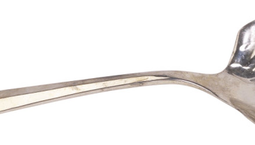Las cucharas de plata de ley coleccionables pueden ser parte de un juego de cubiertos de plata fina.