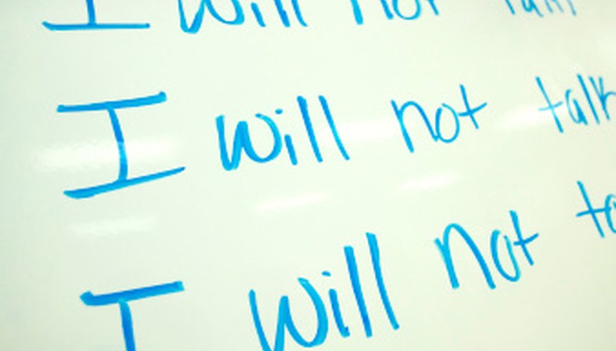 Haz que los estudiantes identifiquen los nombres en frases escritas en la pizarra.