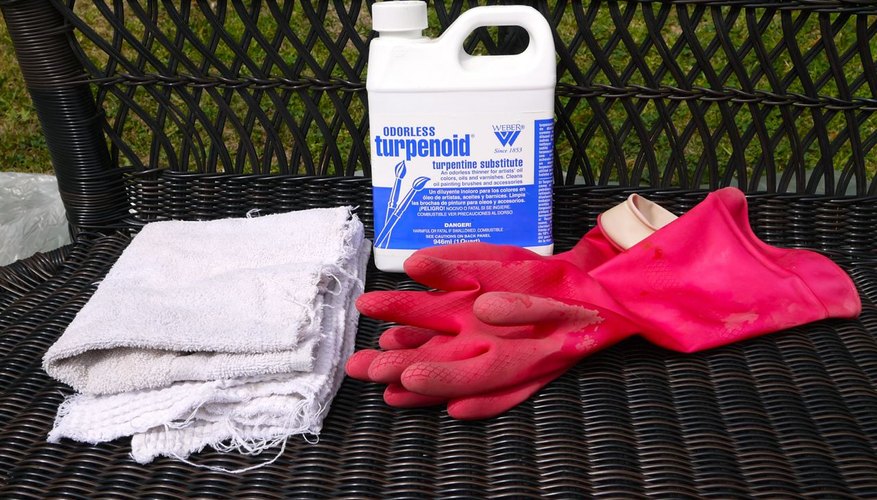 Remove old paint and wipe the surface with thinner. Remove old paint and wipe the surface with thinner.