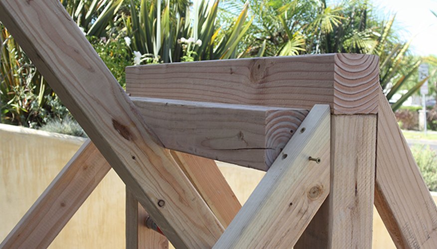 The launching block should be fitted between the side supports. The launching block should be fitted between the side supports.