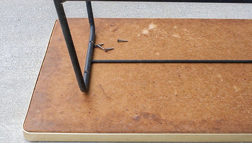 Dismantle the table before painting. Dismantle the table before painting.