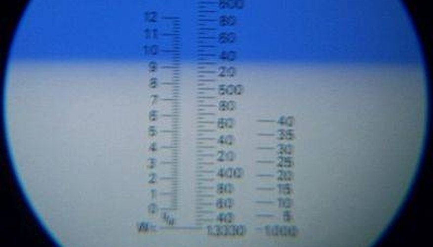 View through refractometer eyepiece with blue and white line delineation. Author: Uwe Gille