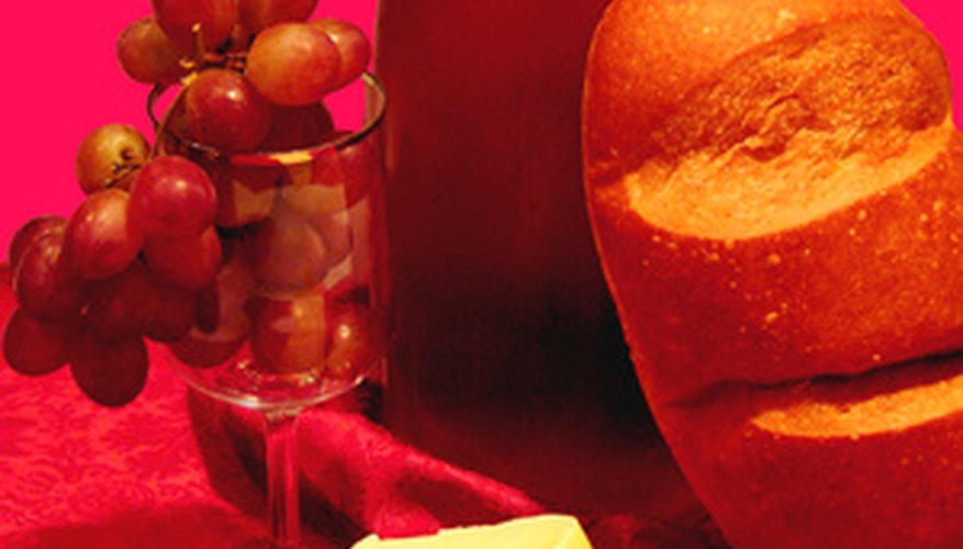 A picnic lunch under the stars can spur a romantic evening. A picnic lunch under the stars can spur a romantic evening.