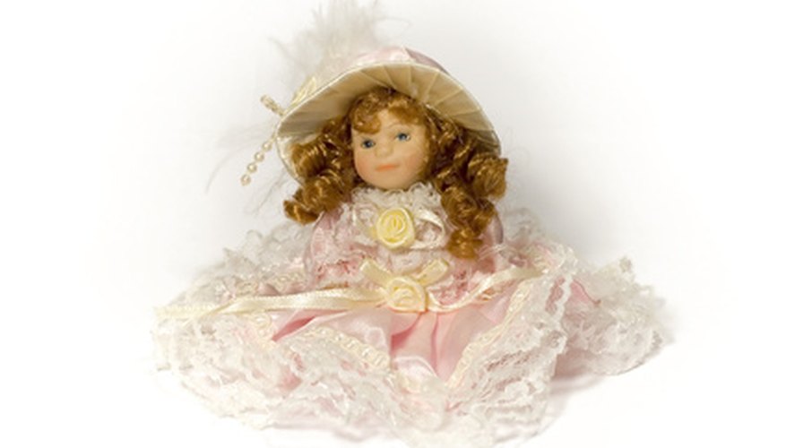 Children can use their dolls with scaled-down PVC doll furniture, such as swings and beds. Children can use their dolls with scaled-down PVC doll furniture, such as swings and beds.
