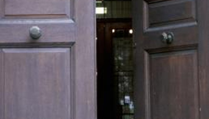 Penetrating finishes give mahogany a natural look without too much shine. Penetrating finishes give mahogany a natural look without too much shine.