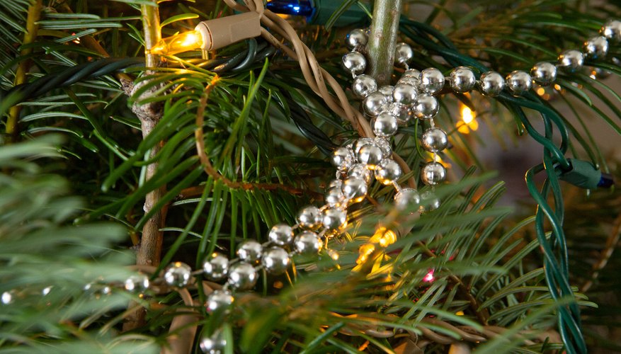 How to Criss Cross Garland on a Christmas Tree Garden Guides