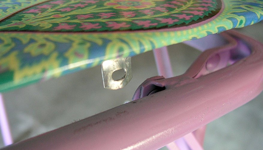 Carefully press table top into frame and screw in place. Carefully press table top into frame and screw in place.