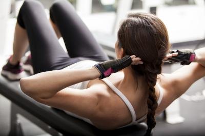 Woman doing crunches in gym.
