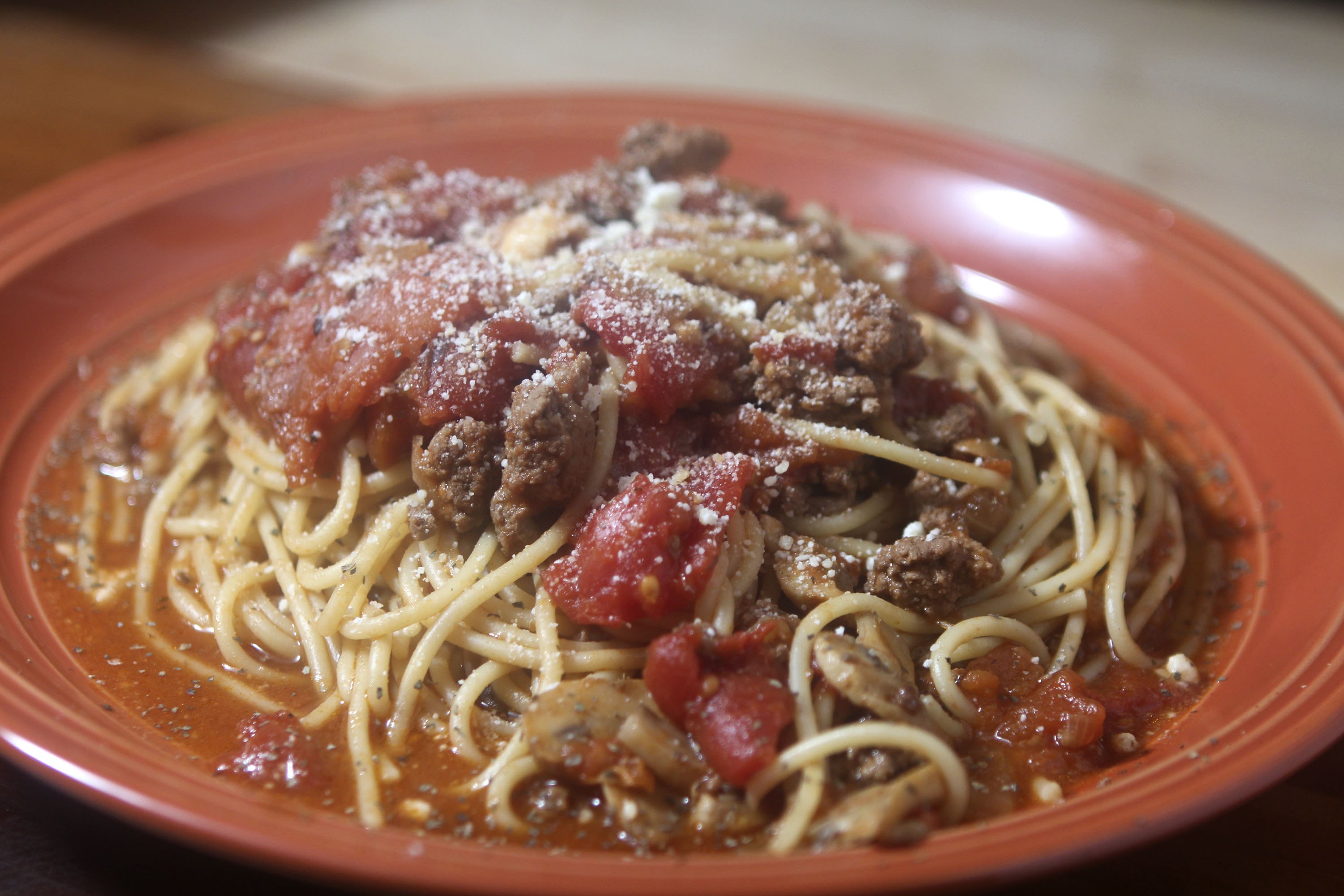 Спагетти с подливкой из говядины