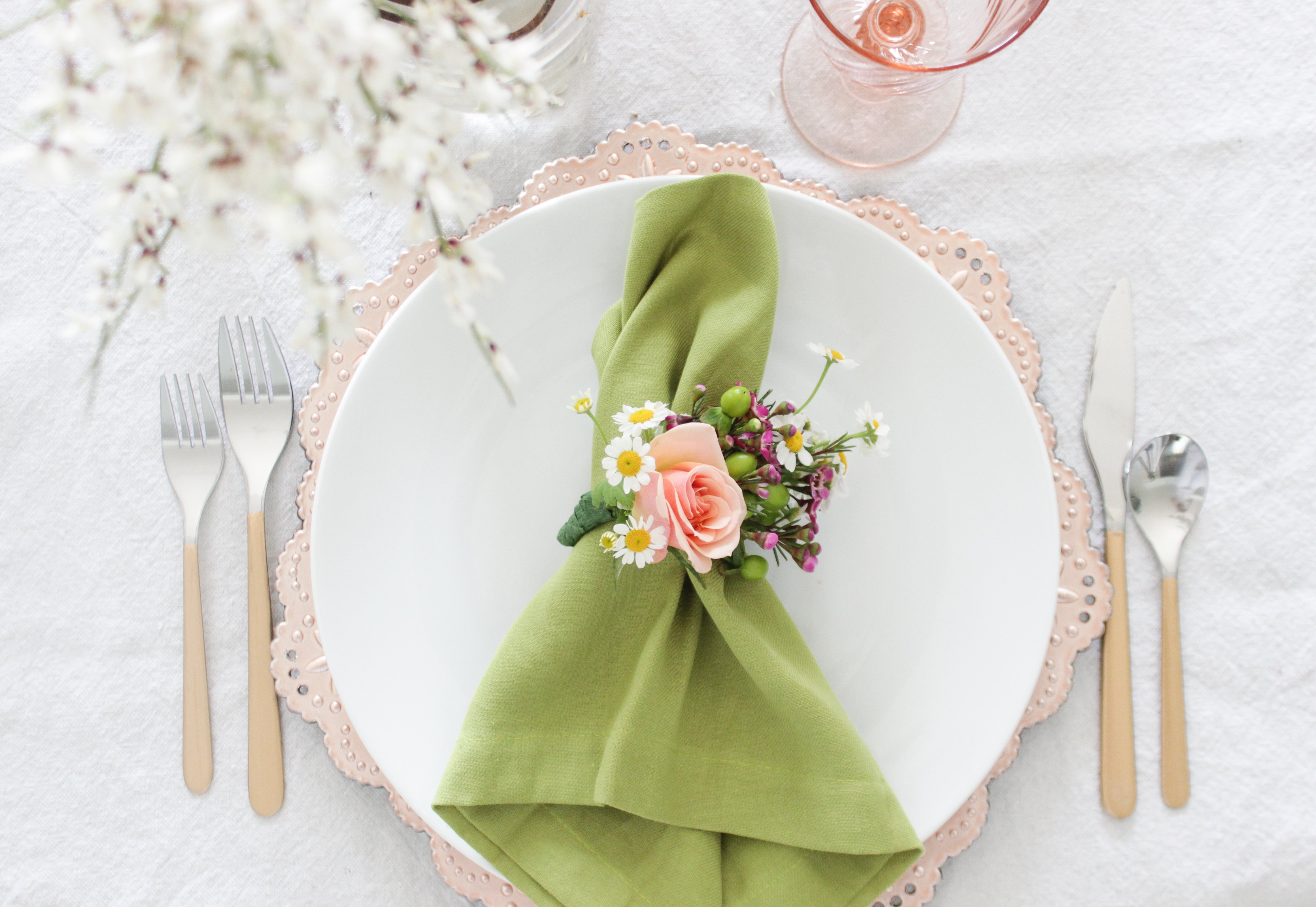 how-to-create-napkin-rings-using-fresh-florals-ehow