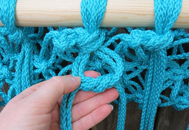 Legare un secondo nodo per fissare i cavi al telaio.