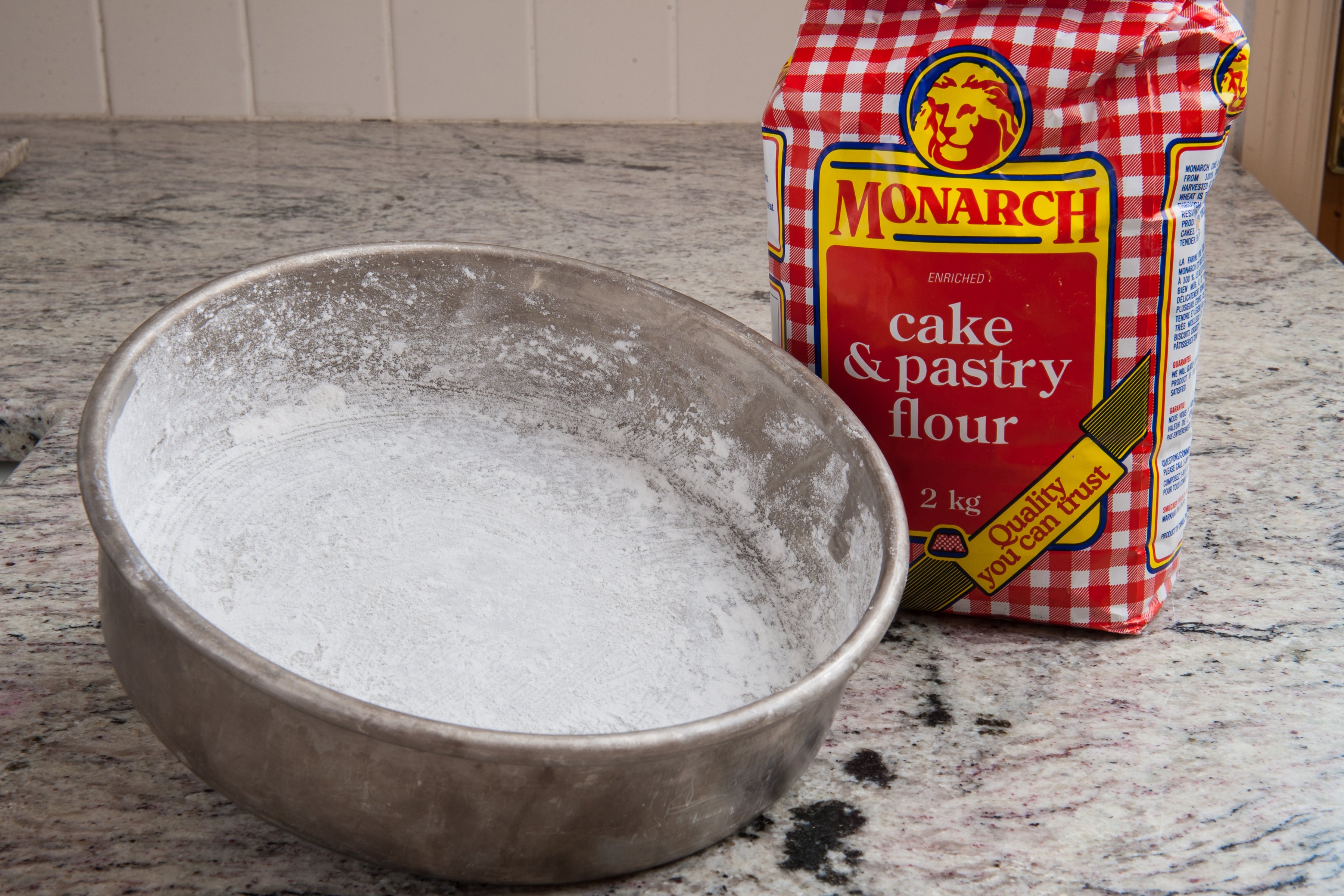 how-to-grease-flour-a-cake-pan-with-pictures-ehow