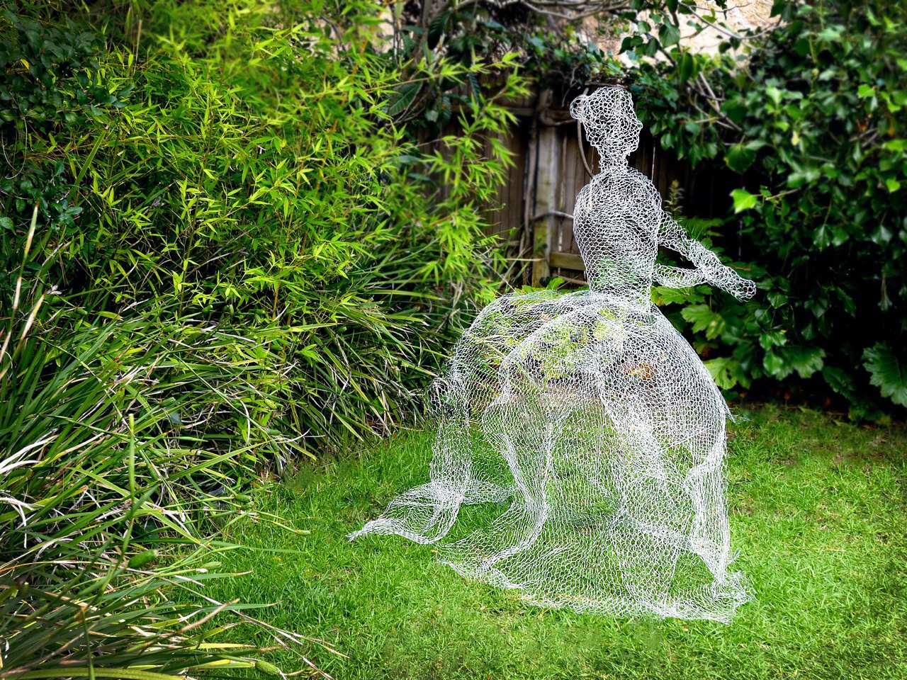How to Make Chicken Wire Ghosts | eHow