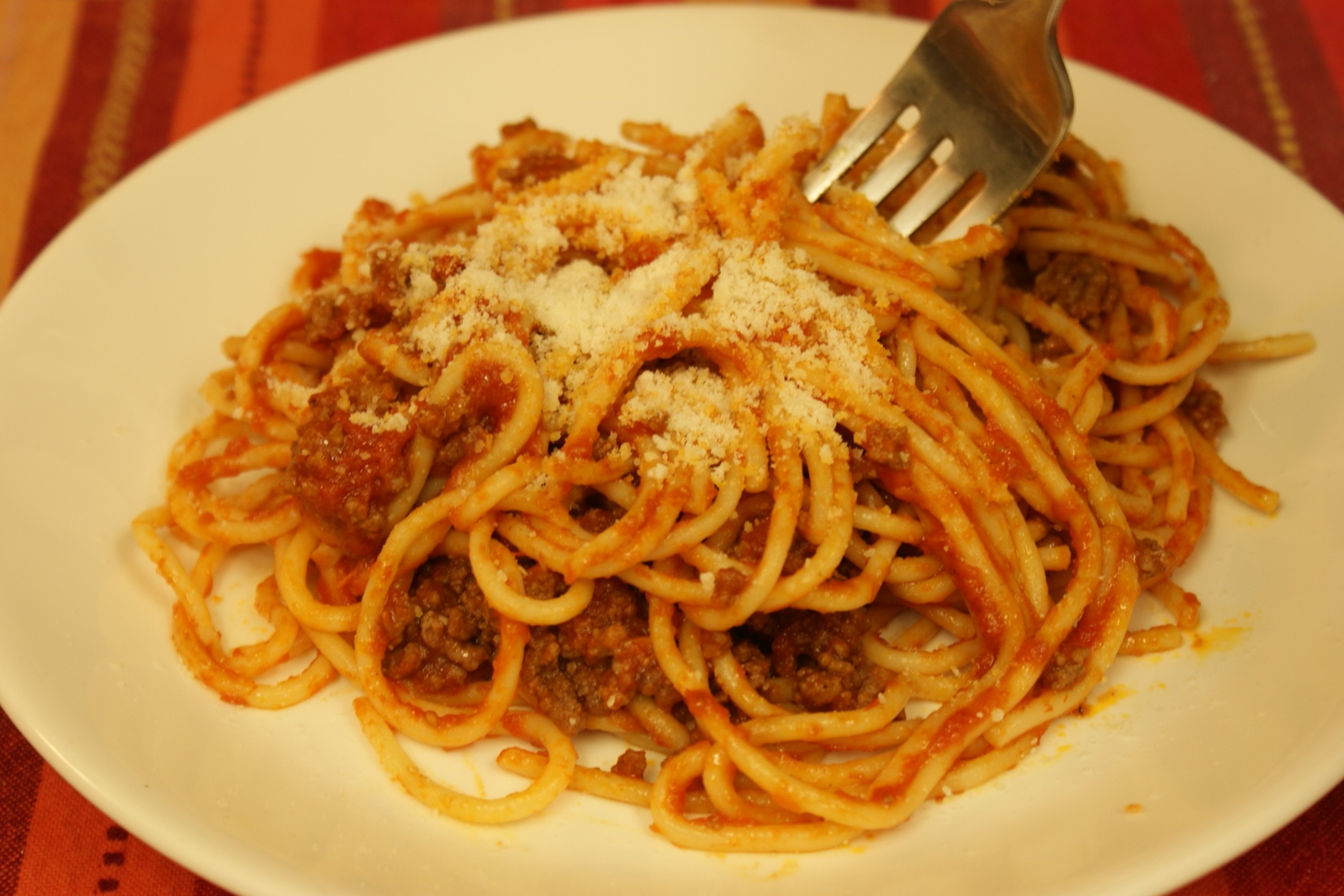 Cook pasta. Приготовление пасты. Паста в сковороде. Пельмени с макаронами на сковороде. How to Cook pasta.