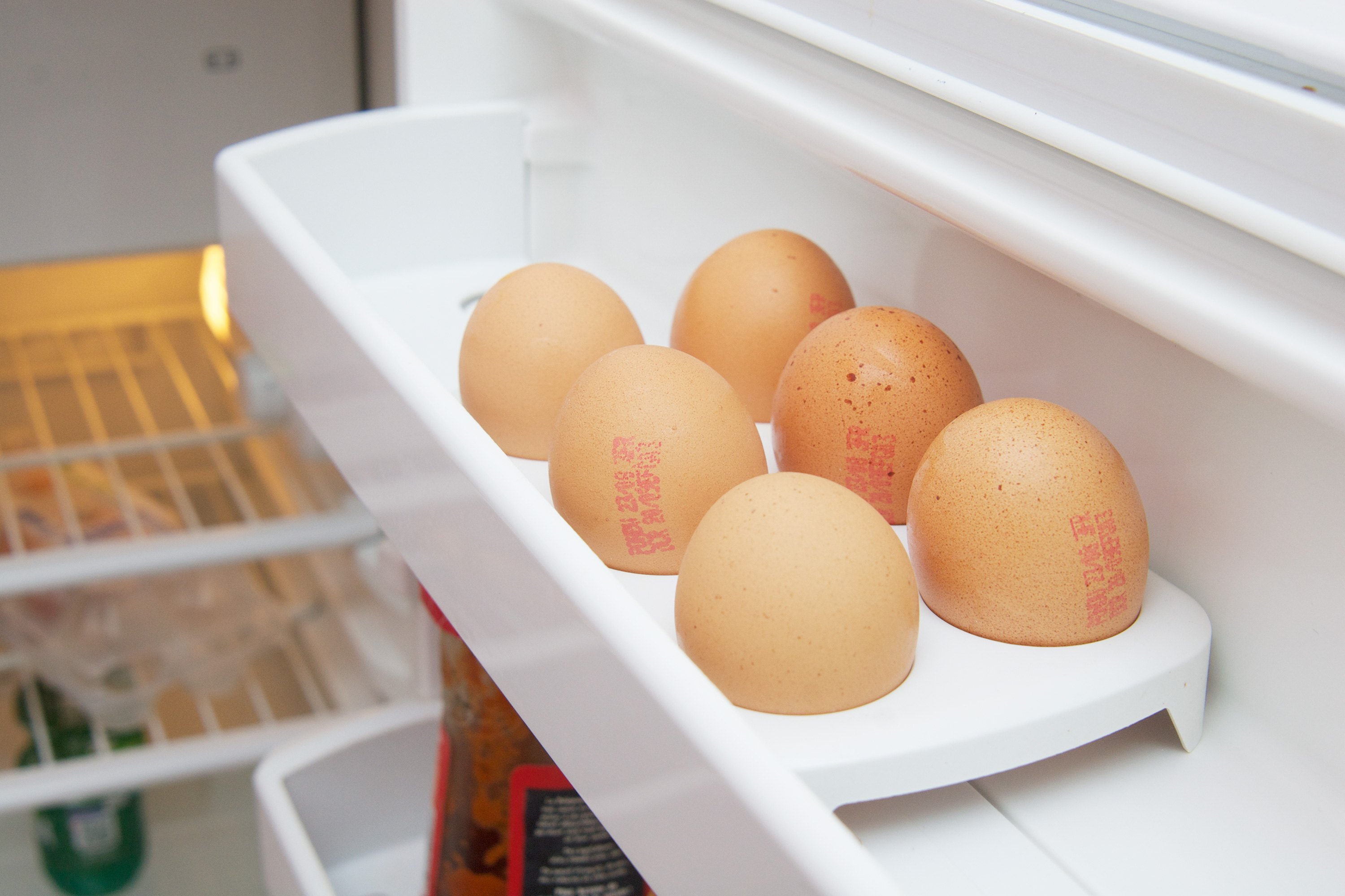 Мытые яйца можно хранить. Подставка для яиц в холодильник. Яйца в холодильнике. Контейнер для яиц в холодильник. Вкладыш для яиц в холодильник.