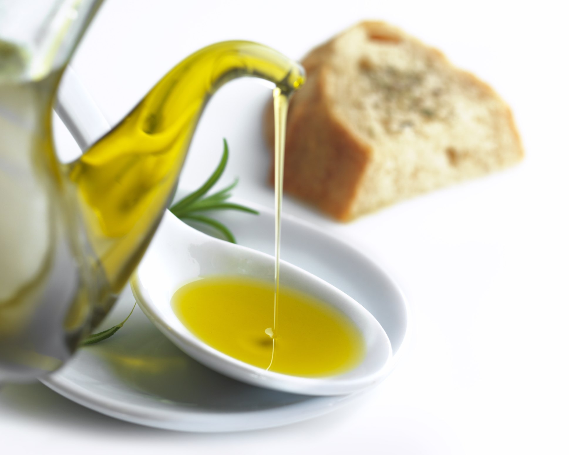Можно ли в пост подсолнечное масло употреблять. Оливковое масло. Ложка оливкового масла. Масло натощак. Пить масло.