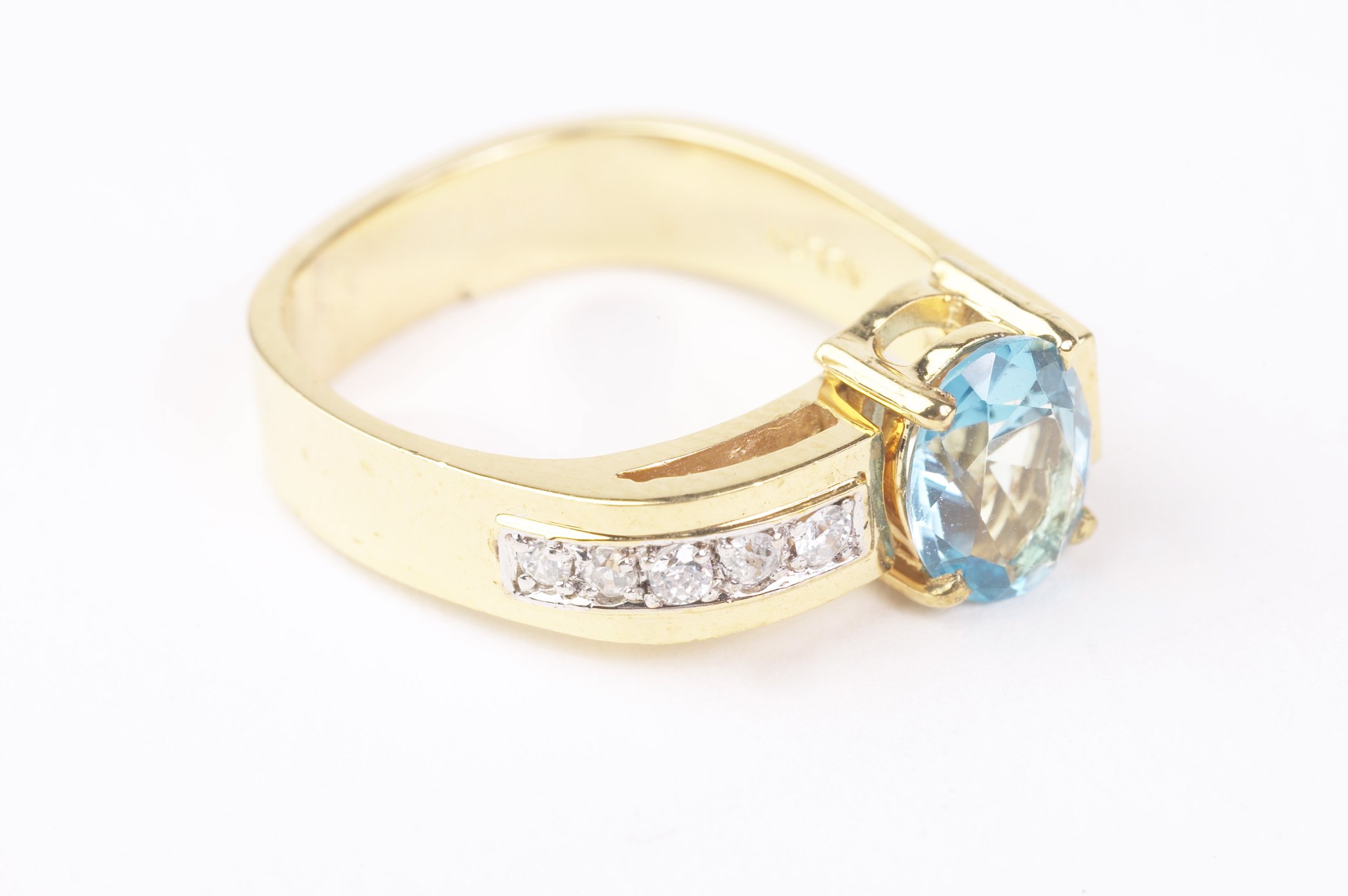 How to Add Diamonds to a Ring | eHow