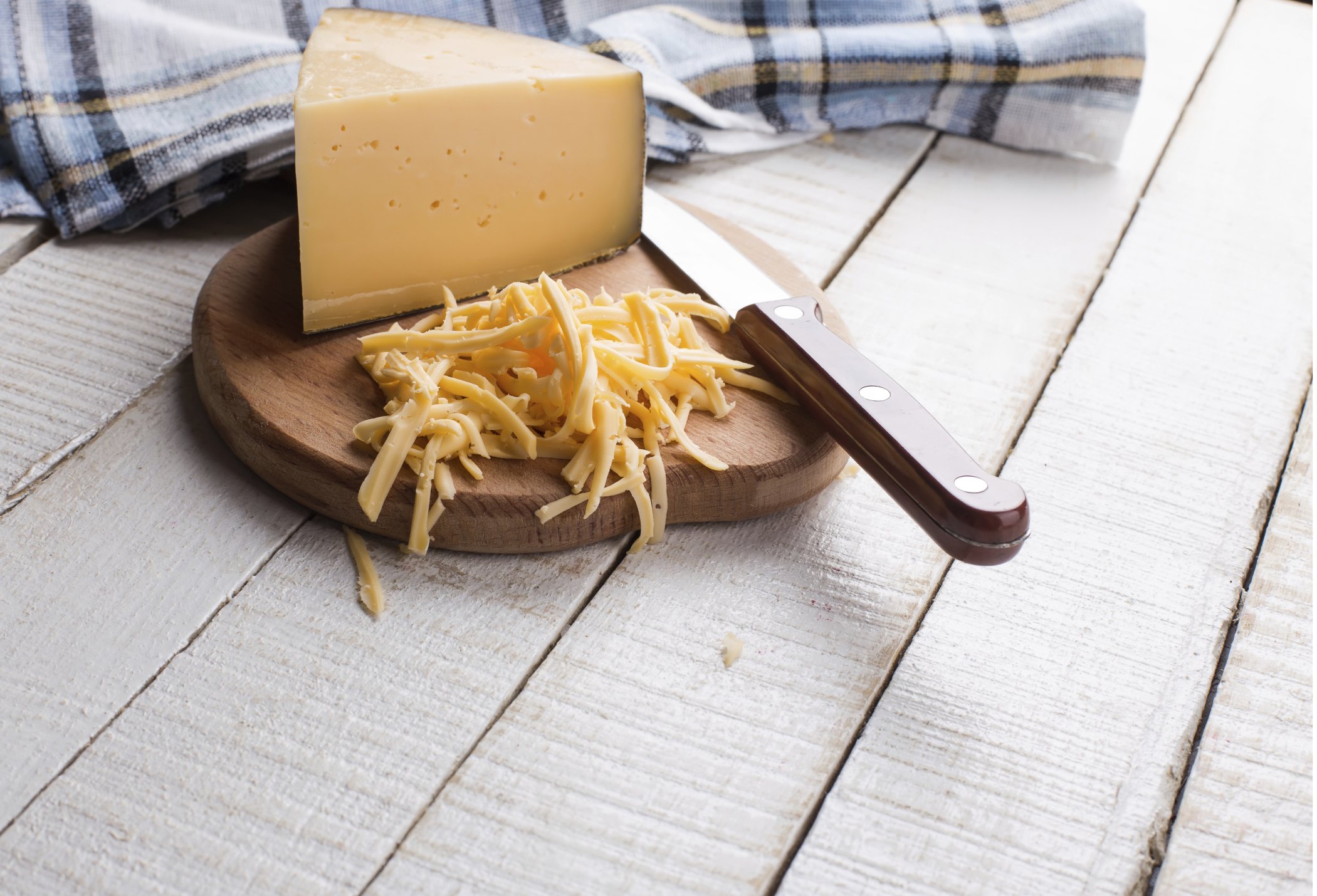 How to Cut Gouda Cheese | eHow