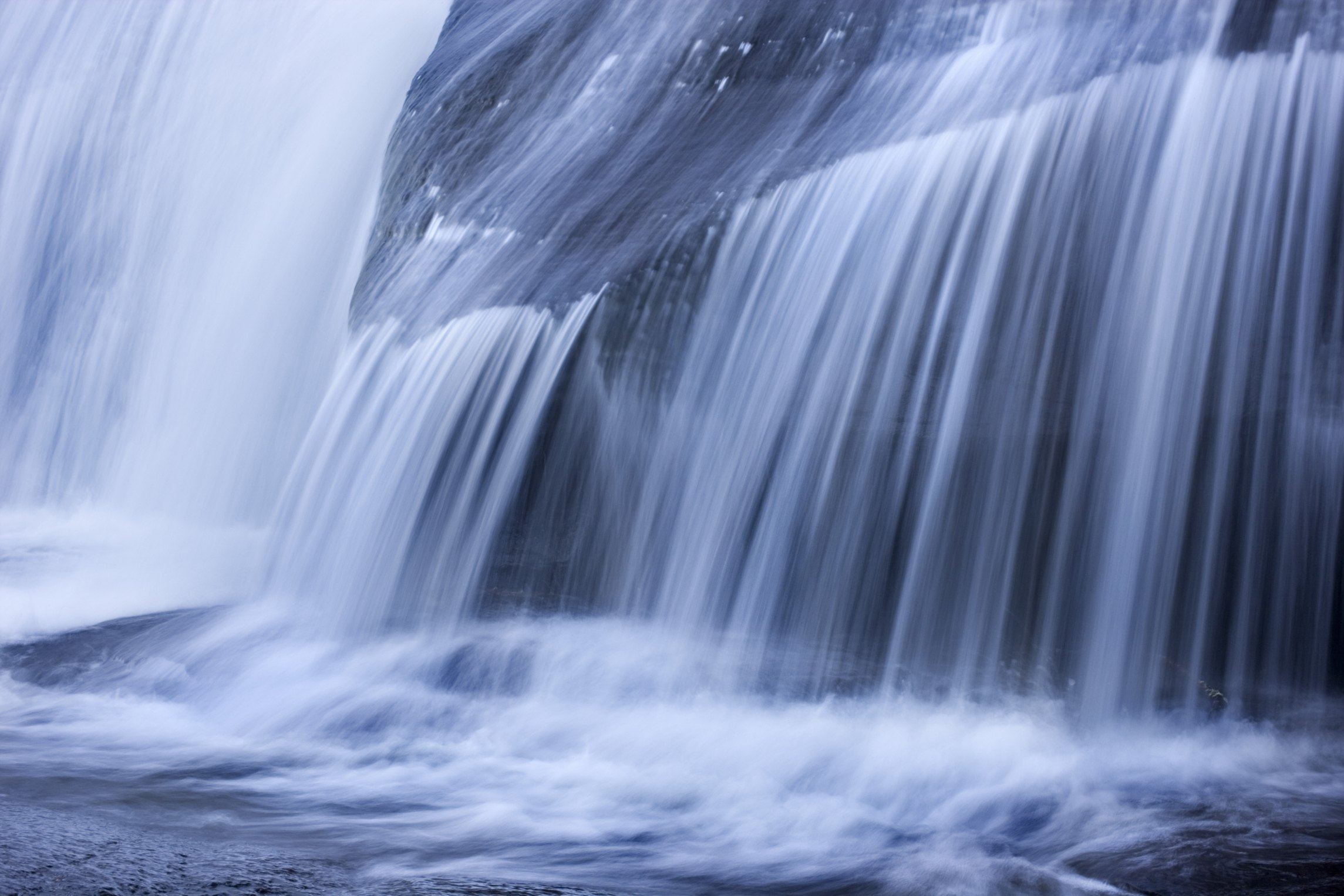 Flowing water перевод. Поток воды. Водопад с выдержкой. Тема flowing Water. Спасибо за внимание на фоне водопада.